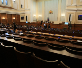 С искане за оставка започва пленарният ден в парламента