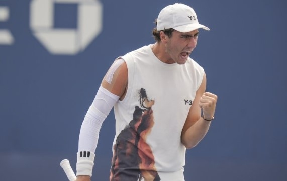Иван Иванов спечели историческия български финал при юношите на US Open, налагайки се с 2:0 сета над сънародника му Александър Василев. В първата част...