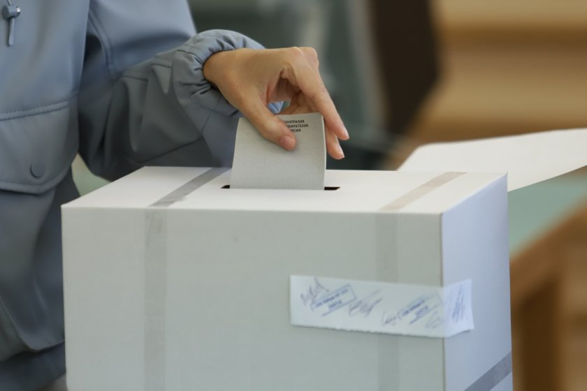 България избира кметове и общински съветници в неделя. Изборният ден започва точно в 07.00 ч. След скандал с машинния вот, в петък, ЦИК реши - на местните...