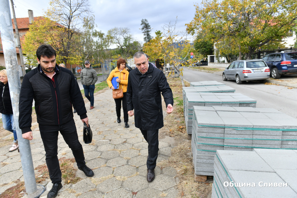 Продължават дейностите по изграждане на зелен коридор между парк “Юнак” и Градската градина в Сливен, които стартираха през октомври тази година. Участъкът,...
