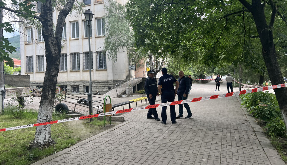 Опит за въоръжен грабеж е извършен рано сутринта в град Шивачево. Маскирани с оръжие са направили опит да влязат в сградата на кметството, като са стреляли...