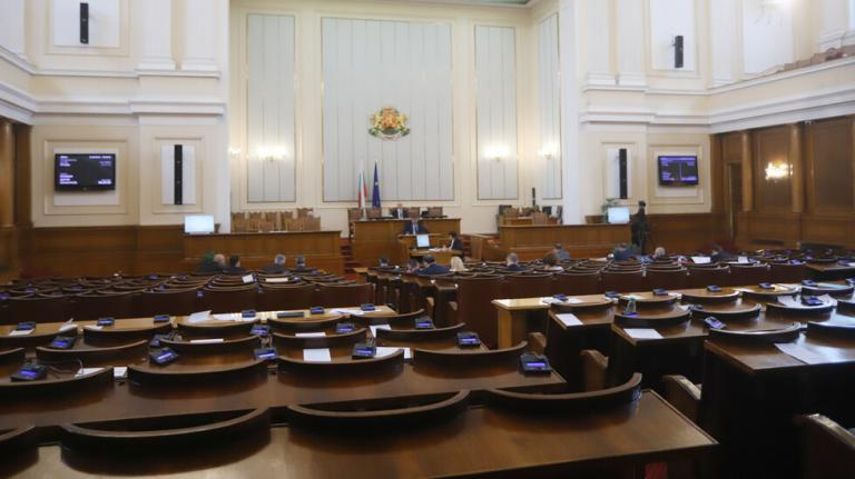   Председателят на Народното събрание Никола Минчев свиква извънредно заседание на парламента утре, 13 декември, от 13.00 часа, съобщиха от пресцентъра...