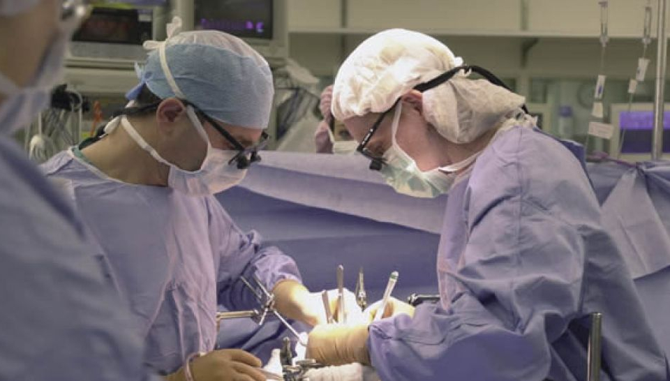 За първи път в България. Уникална  операция с помощта на 3D очила беше извършена в болница “Лозенец”. Това е първата подобна хирургична интервенция у нас,...
