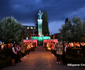 Както преди 100 години: Сливен отново чества учителя Чинтулов с факелно шествие (снимки)
