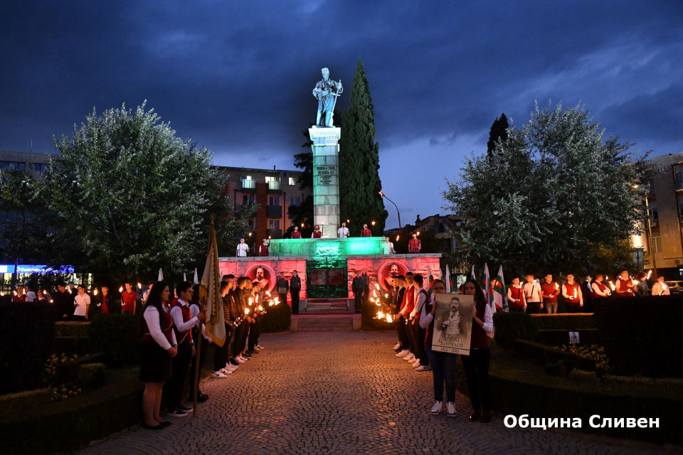 С факелно шествие и церемония на централния площад в Сливен бе отбелязана 200-годишнината от рождението на Добри Чинтулов. Събитието на 20 октомври вечерта...