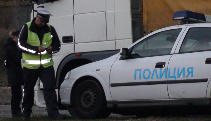 Четирима мигранти залови тази сутрин полицията в Карлово. Униформените спират за проверка автомобил БМВ на един от централните булеварди в града. В колата...