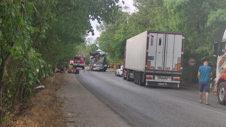 Четирима души са загинали и осем са ранени при катастрофа между румънски автобус с лек автомобил. Инцидентът е станал тази нощ на главния път Русе – Велико...