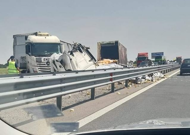 Катастрофа между два тежкотоварни автомобила ограничава движението при 159-и километър на автомагистрала "Тракия", съобщиха от Областната дирекция на МВР...