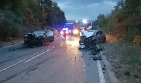 Катастрофа между два леки автомобила е причина за затварянето на пътя за Малко Търново, съобщиха от полицията. 
 В  04.30 ч. е получено съобщение за челна...