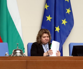 Киселова решава дали да насрочи за разглеждане и гласуване в НС предложението за референдум на Радев