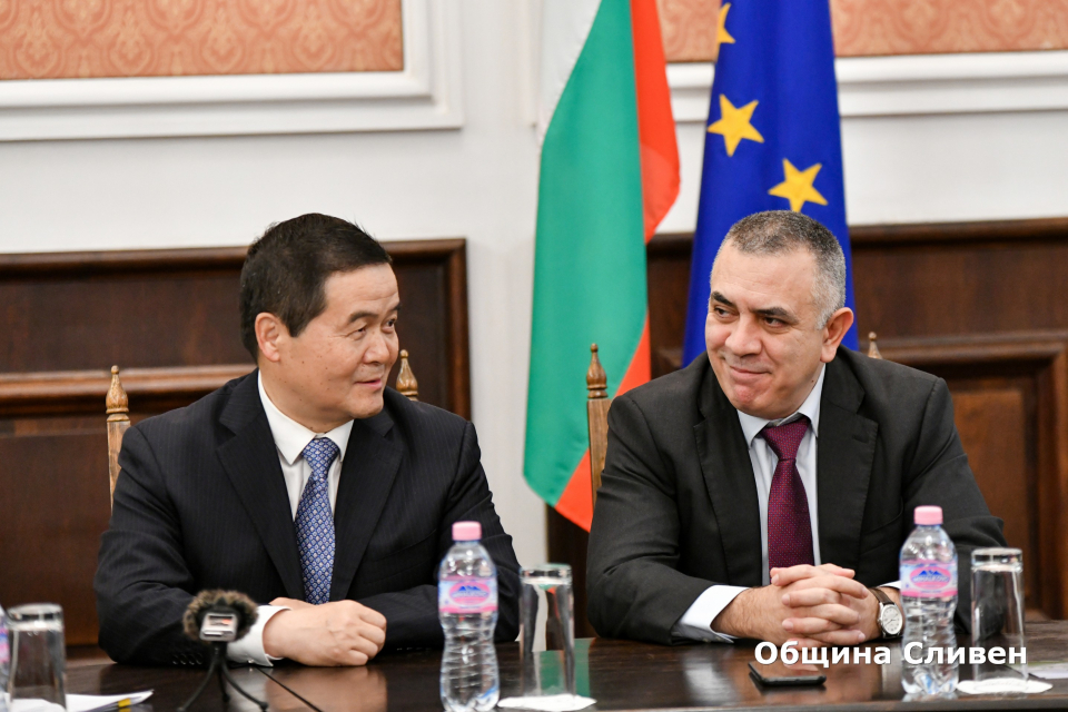 Затвърждаването и развиване на българо-китайските отношения бе основният акцент на днешната среща на кмета Стефан Радев с китайския посланик Негово Превъзходителство...