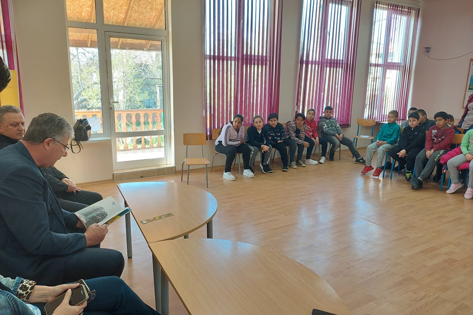 Кметът на община Тунджа Георги Георгиев се включи днес в националната инициатива „Походът на книгите“. Той беше поканен от ученици в начален етап от Основното...