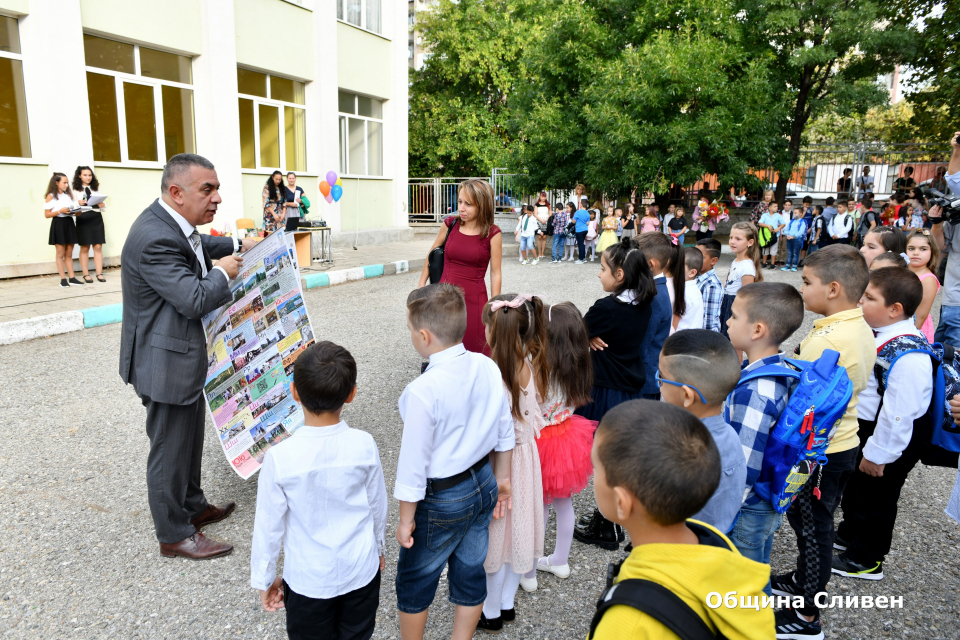Кметът Стефан Радев откри новата учебна година в ОУ „Панайот Хитов“ в Сливен. В приветствието си към ученици, учители и родители той подчерта, че няма...
