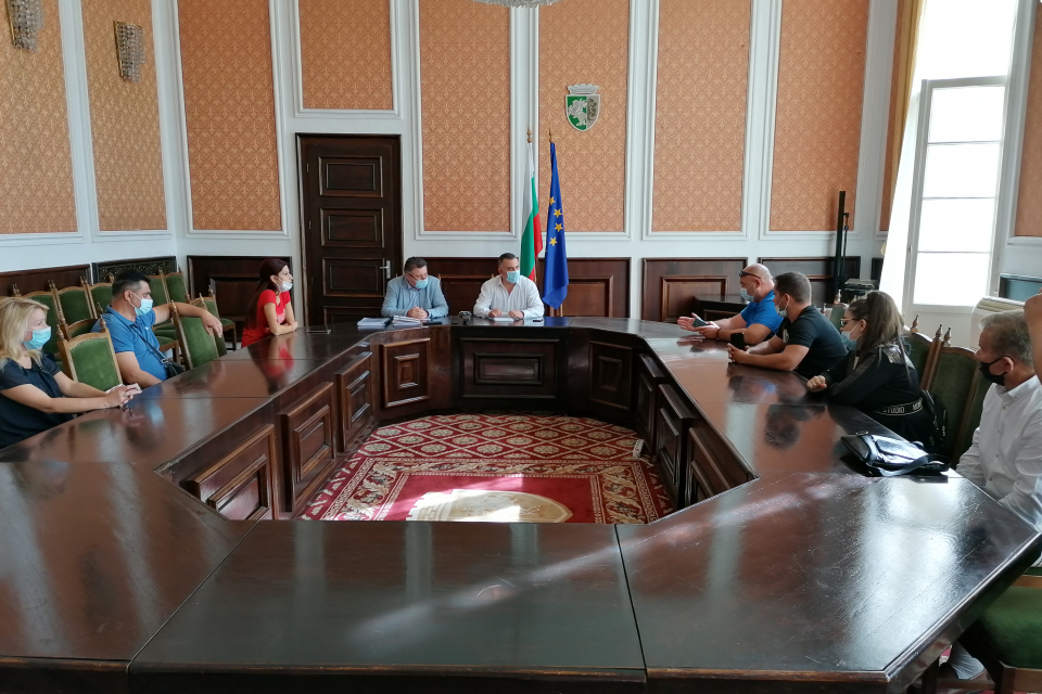 По инициатива на кмета Стефан Радев днес се проведе среща с него и част от протестиращите граждани, които са недоволни от изграждането на велоалеята по...