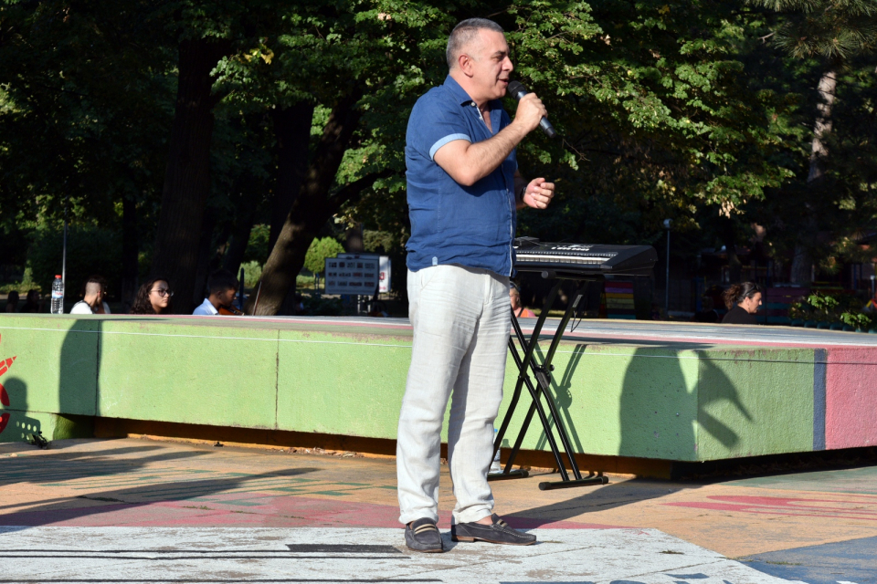 Млади таланти, спортисти, различни изложби и многобройна публика събра вчера концертът в Градската градина на Сливен. Поводът бе Международният ден на...
