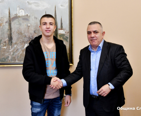 Кметът на Сливен Стефан Радев се срещна с тазгодишния шампион на България по картинг Самуил Иванов