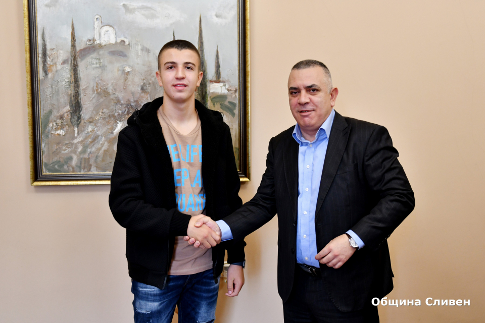Кметът Стефан Радев днес прие в кабинета си победителя в Националния шампионат на Българската федерация по картинг – Национални картинг серии 2022 г. -...