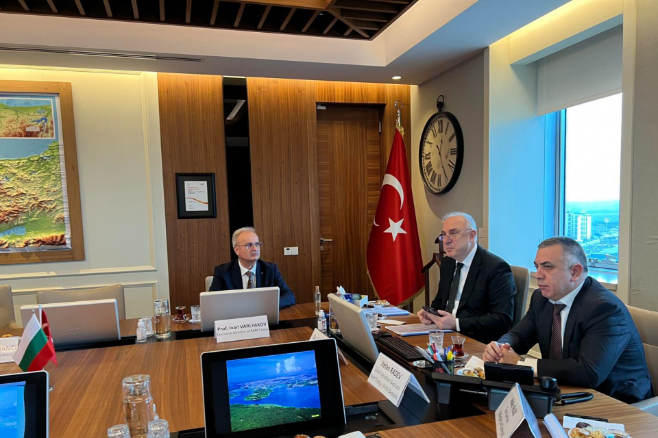 Предизвикателствата и решения във ВиК-сектора обсъдиха днес на среща в Истанбул директорът на най-голямото водно дружество в Турция „ИСКИ“ - Шафак Баша,...