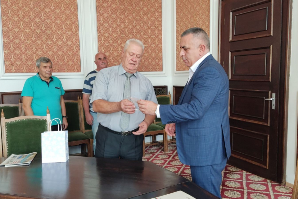 Кметът Стефан Радев получи плакет от Съюза на офицерите и сержантите от запаса и резерва. Наградата му бе връчена от председателя на Областния съвет на...