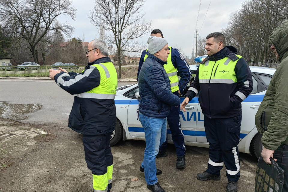 Кметът Стефан Радев посети сливенското село Желю войвода веднага след станалия пътен инцидент около 10,45 часа на 16 януари, при който междуселищен автобус...