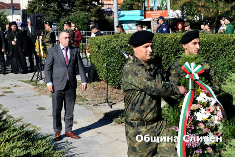 Кметът Стефан Радев поздравява всички военнослужещи в община Сливен с Дена на храбростта и празника на българската армия - 6 май.
"Днес отдаваме почит...