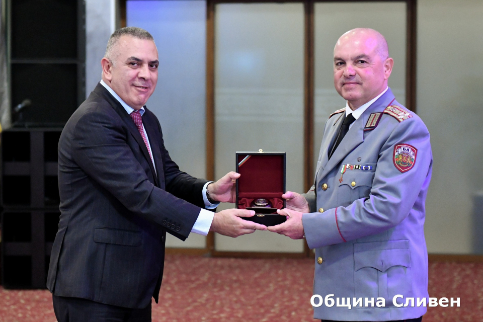Кметът Стефан Радев бе гост на тържественото награждаване на военнослужещи и цивилни служители от състава на военната болница в Сливен. Тази година лечебното...
