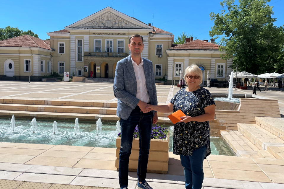 Кметът на община Ямбол Валентин Ревански продължава да дарява месечната си заплата за различни общественозначими каузи, както и в подкрепа на хора, които...