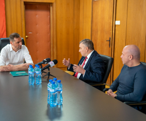 Кметът на Ямбол Валентин Ревански и ректорът на УНСС проф. д-р Димитър Димитров подписаха меморандум за сътрудничество между двете институции