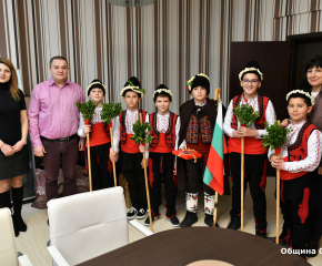Коледари от НУ „Васил Левски“ бяха гости на Община Сливен
