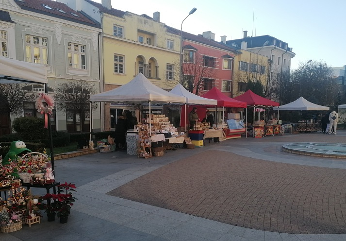 Коледен базар вече очаква сливенци и гостите на града. Той е разположен на площада пред сградата на Общината. Има търговски маси и в района на „Маки“,...