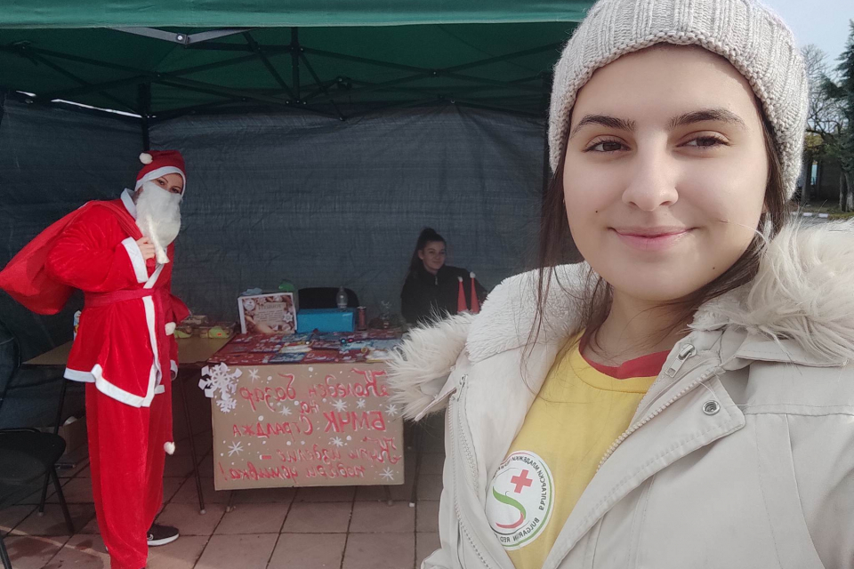 Доброволците от БМЧК-Стралджа организираха благотворителен базар с мото “Купи изделие, подари усмивка!“. Младежите изработиха картички, сувенири и рисунки,...