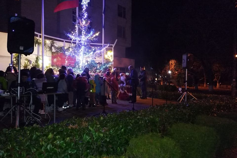 Кметът на община Болярово запали заедно с десетки деца светлините на коледното дърво в центъра на града. 
Въпреки студеното време в петък около елхата...