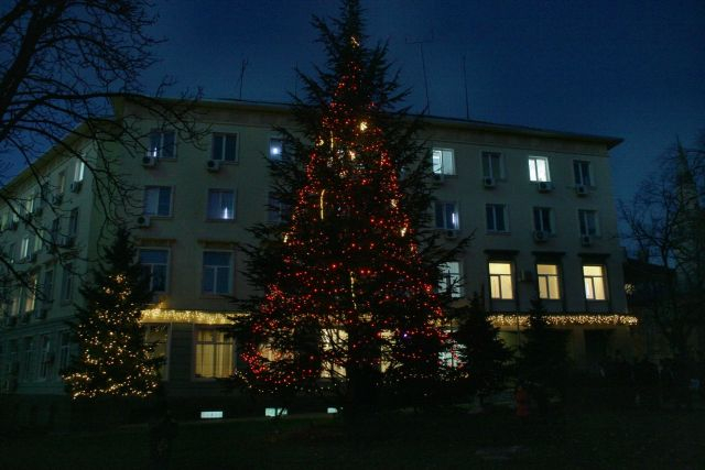 Коледните Светлини на елхата пред административната сграда на община „Тунджа“ ще грейнат днес от 17.00 часа. Утре, на 14.12.2023g. ще се проведе и петнадесетия...