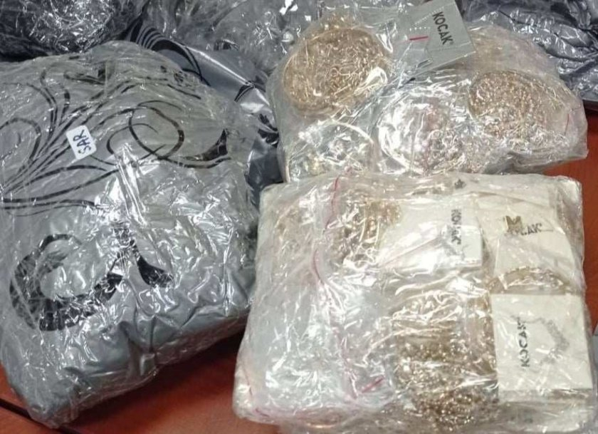 Митническите служители на пункт Малко Търново откриха контрабандни 9405 грама сребърни и 2170 грама златни накити при проверка на лек автомобил с българска...