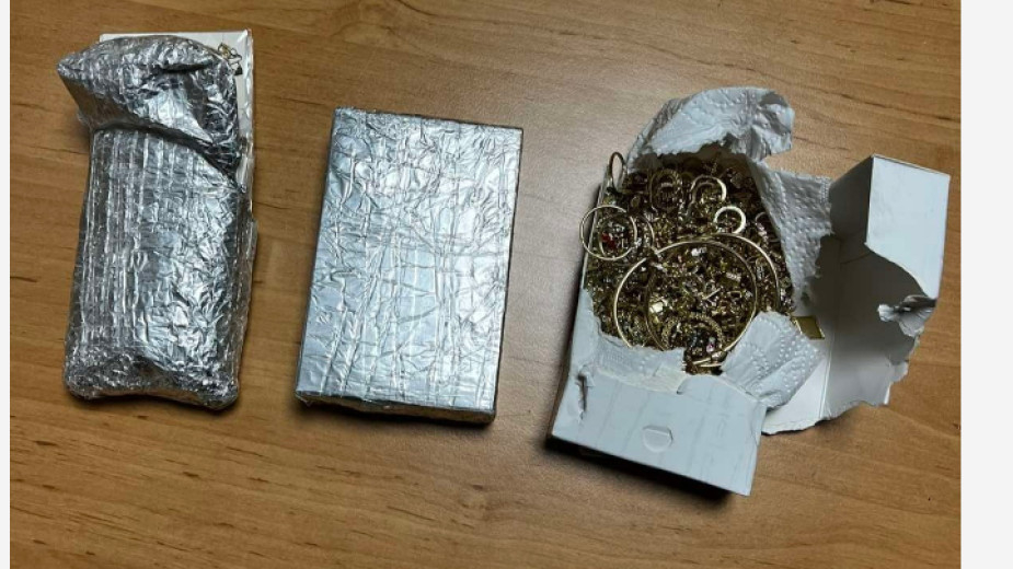 Контрабандни златни накити за близо 100 000 лева откриха на митнически  пункт Лесово в яке и чанта на шофьор на камион. Той се е придвижвал от Турция към...