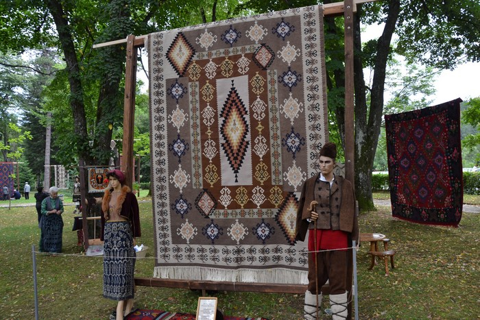 Котел е домакин на седмото издание на Фестивала на етносите, багрите и котленския килим.
В парк „Изворите“ може да се видят в непосредствена близост българско,...