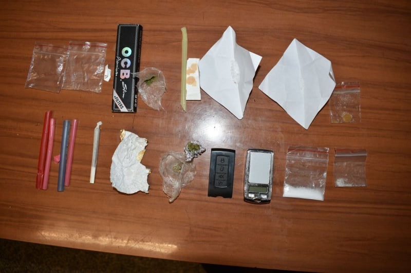 Криминалисти на РУ-Котел са задържали 26-годишен мъж с 10 опаковки наркотични вещества. В хода на специализирана операция по противодействие на наркоразпространението...