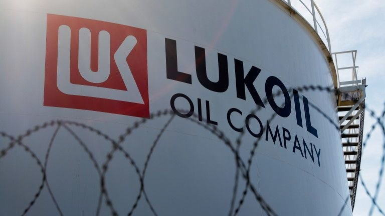 Горива от руски нефт в България вече няма да се произвеждат. Вносът на суровината от Москва спира от днес, след като депутатите предсрочно прекратиха дерогацията,...