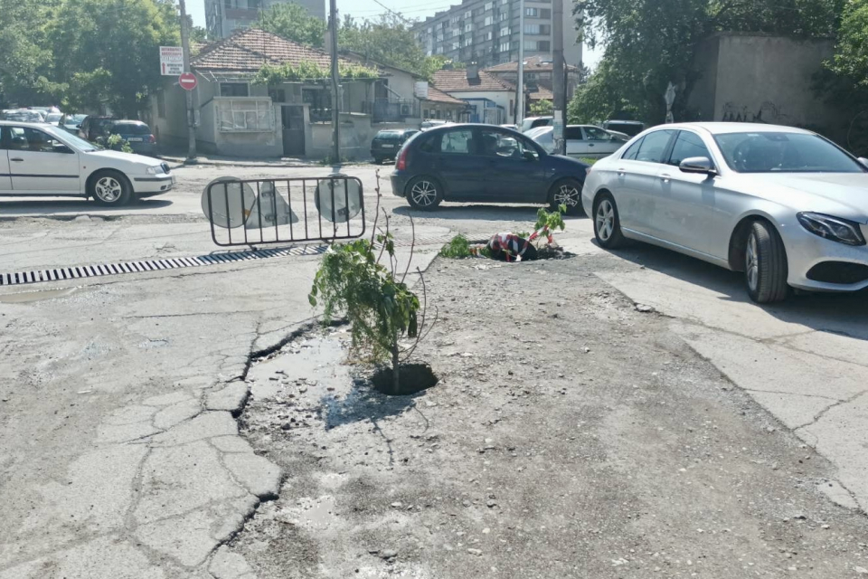 Кръстовището на улиците „Хан Тервел“ и „Преслав“ в Ямбол е затворено поради пропадане на траншея след ремонтни дейности на ВиК във връзка с Интегрирания...