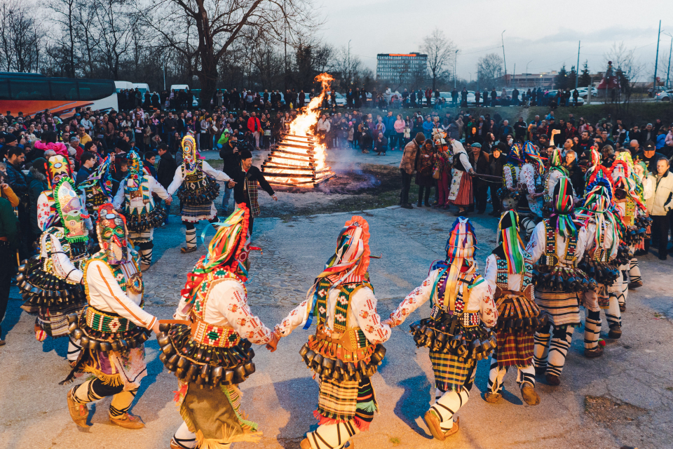 Днес по християнска традиция българите дават прошка на своите близки. В последния ден от Международния маскараден фестивал „Кукерландия“ на сцената зад...
