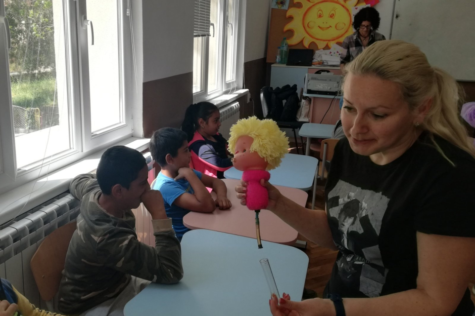 В училището в село Стефан Караджово, община Болярово се случи нещоинтересно – гостува интерактивната кукла Сю, за да разкаже на ученицитезащо е важно да...