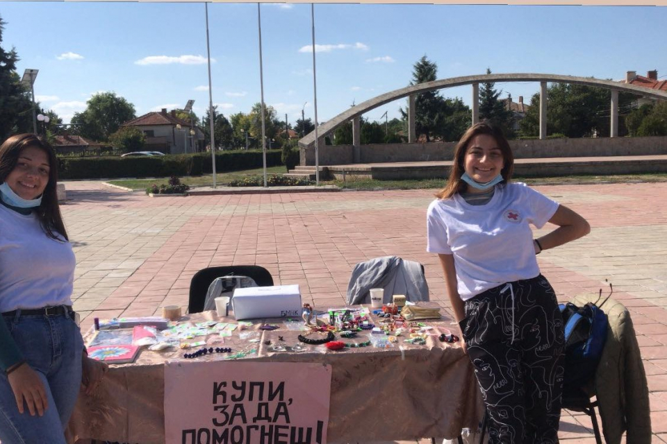 Доброволците от Българския Младежки Червен кръст в Стралджа организираха благотворителна кампания с мото “Купи, за да помогнеш”, съобщи червенокръстката...