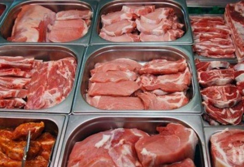 По магазините у нас масово се продава дълбоко замразено свинско от резервите на Европа. Търговците често го пробутват наред с прясното месо. Това предупреди...