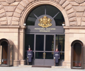 КЗК проверява президентската администрация заради медицинско оборудване от "Българската Коледа"