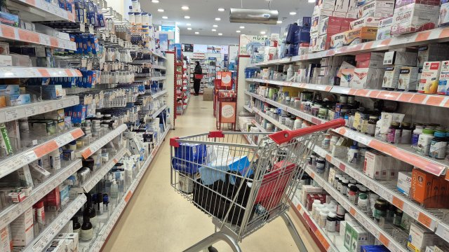 Комисията за защита на потребителите (КЗП) информира, че в резултат на масирани проверки в търговски обекти, аптеки, включително онлайн аптеки, на територията...