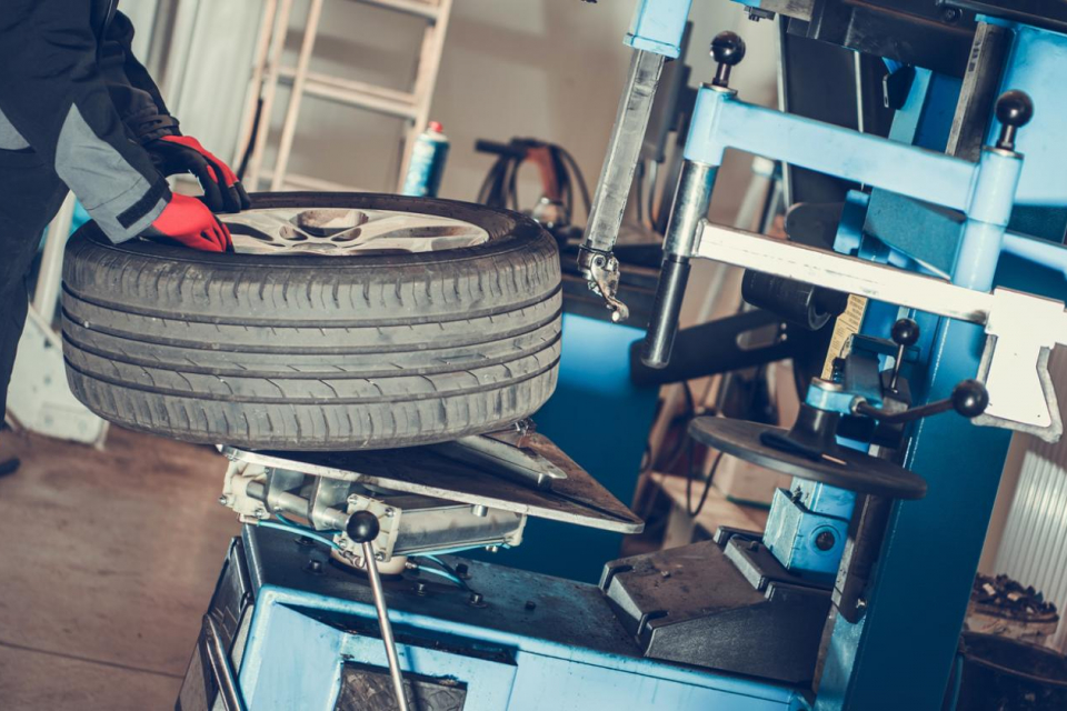 От тази седмица стартират проверки на Комисията за защита на потребителите /КЗП/ на пазара автомобилни гуми. Предстои да бъдат извършени множество инспекции...