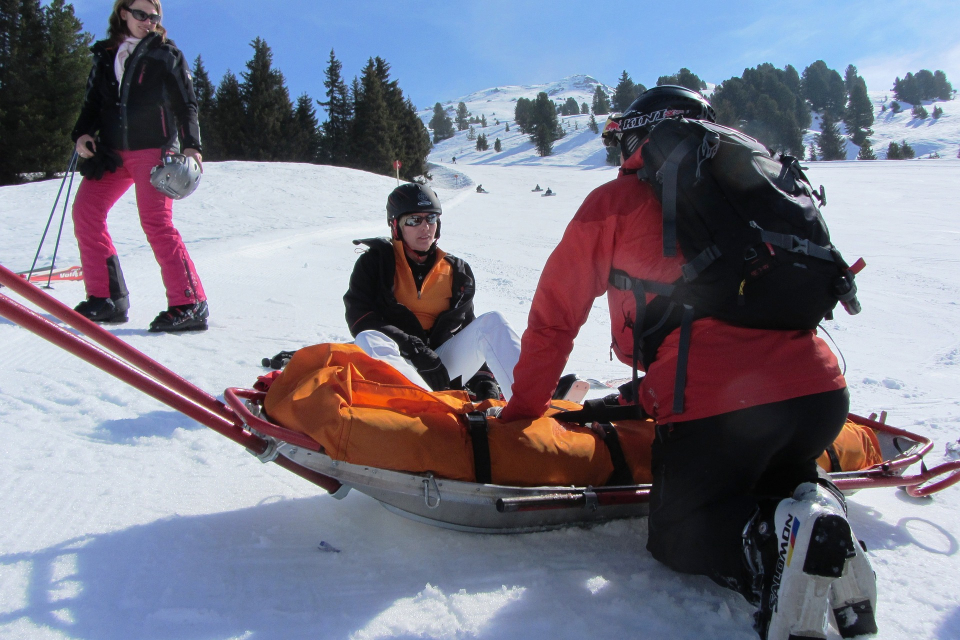 В планините има значителна лавинна опасност заради затоплянето на времето. Ски зоната над Банско е пълна с туристи, а експертите предупреждават всички...