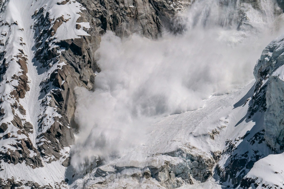 Остава висока лавинната опасност в планините. На места силният вятър предизвиква навявания и скални прагове, които са много опасни, предупреждават експертите. Заради...