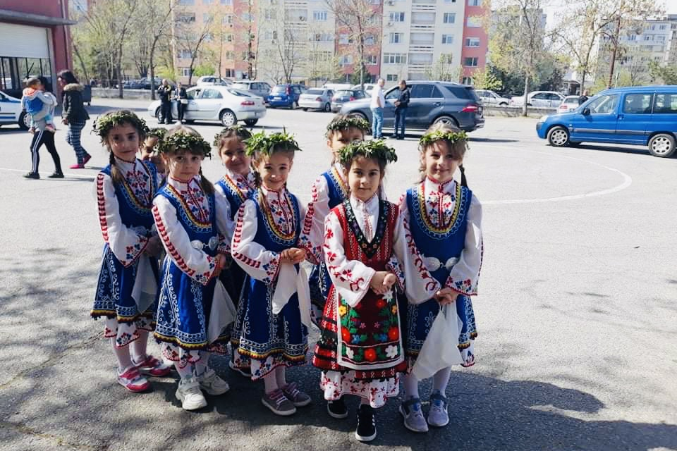 За Лазаров ден, децата от подготвителните групи на  ДГ“Щастливо детство“ изненадаха служителите на КАТ с пролетен поздрав. Малките лазарки изпяха традиционни...
