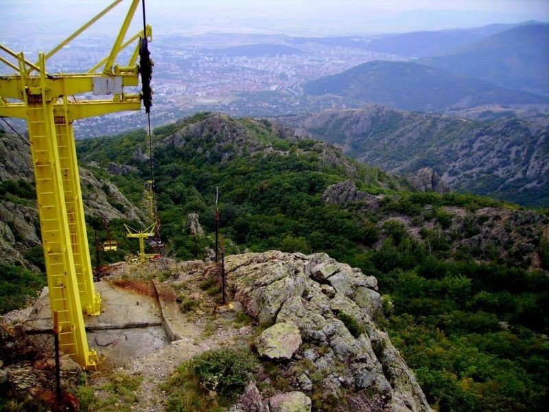 Лифтът в Сливен няма да работи до 31 март. Причината: голям брой на заболели с коронавирус и карантинирани от обслужващия персонал. Това съобщиха от "Пътнически...